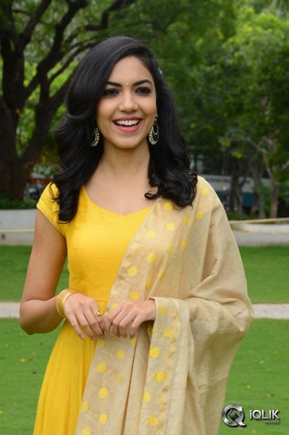 Ritu-Varma-At-Pelli-Chupulu-Movie-Abhinandhana-Sabha